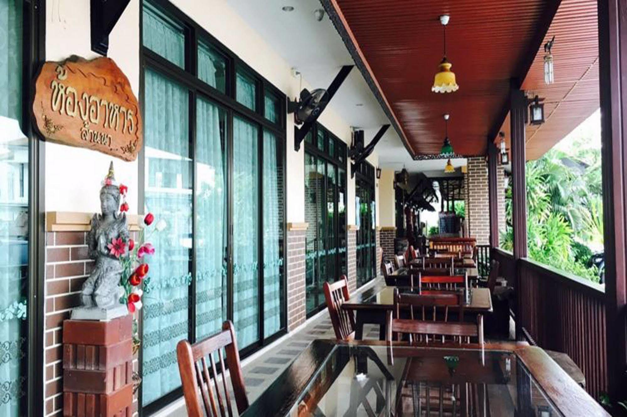 Rayong Lanna Hotel Esterno foto